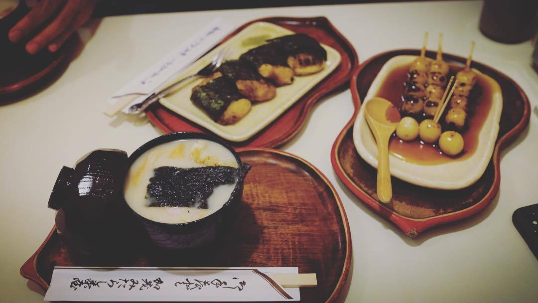 田楽と、黒いごはんのならんだお膳