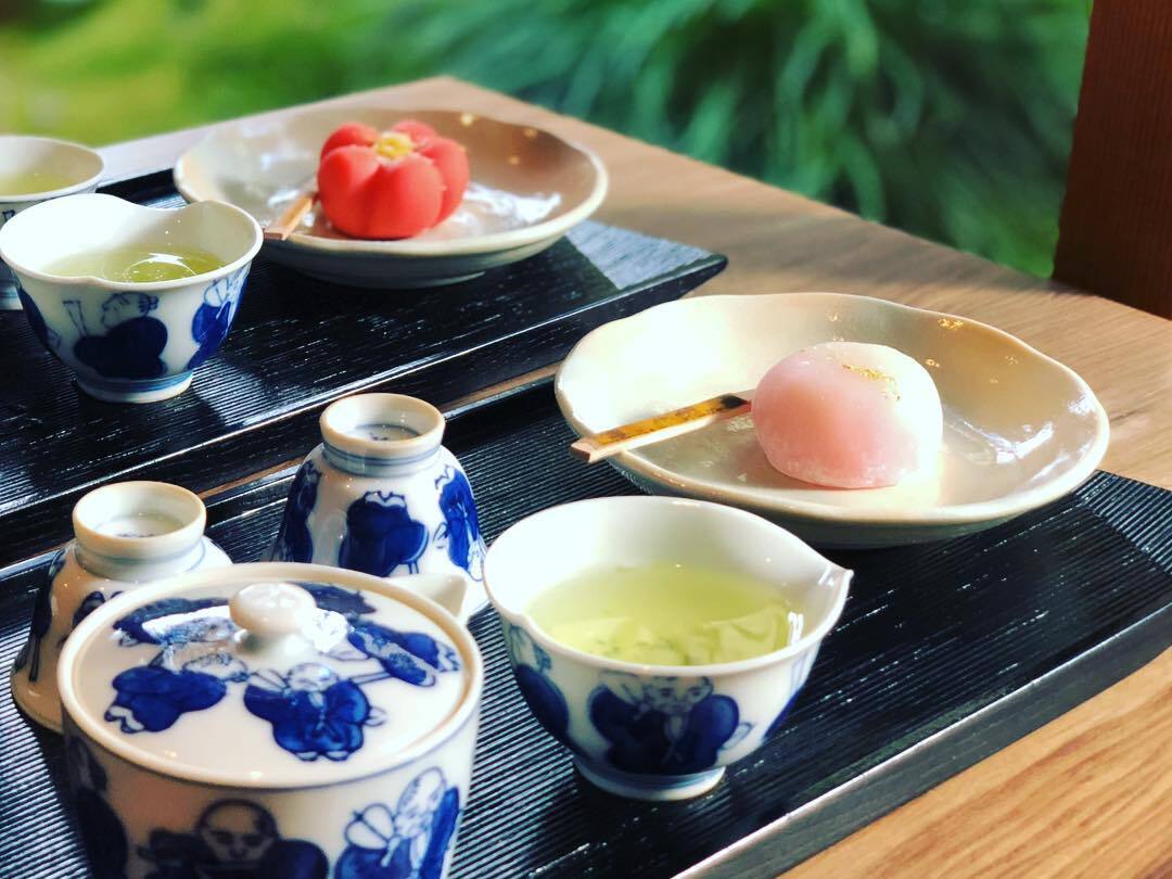 染付の器にならんだ、お茶と和菓子