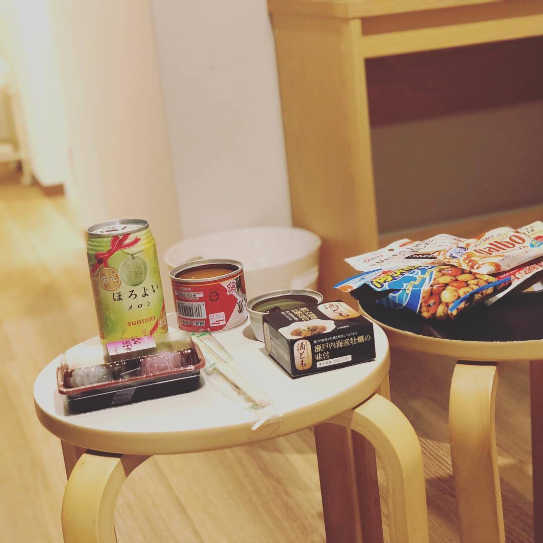 小さな椅子の上の、缶ビールとおつまみ