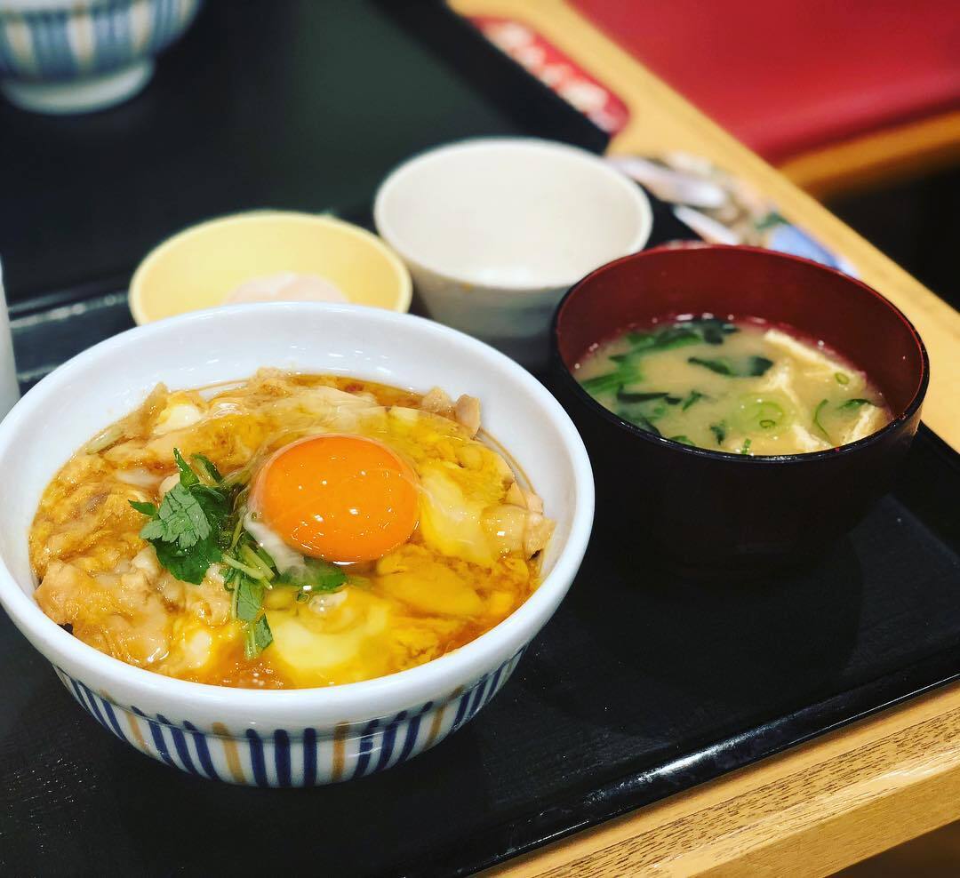 卵黄ののった親子丼と、みそ汁