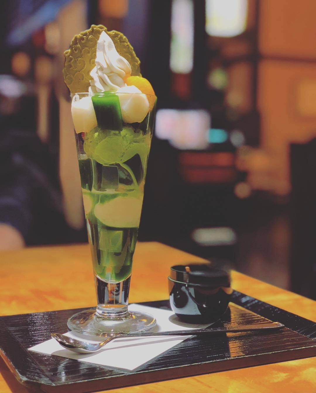 緑の抹茶パフェ