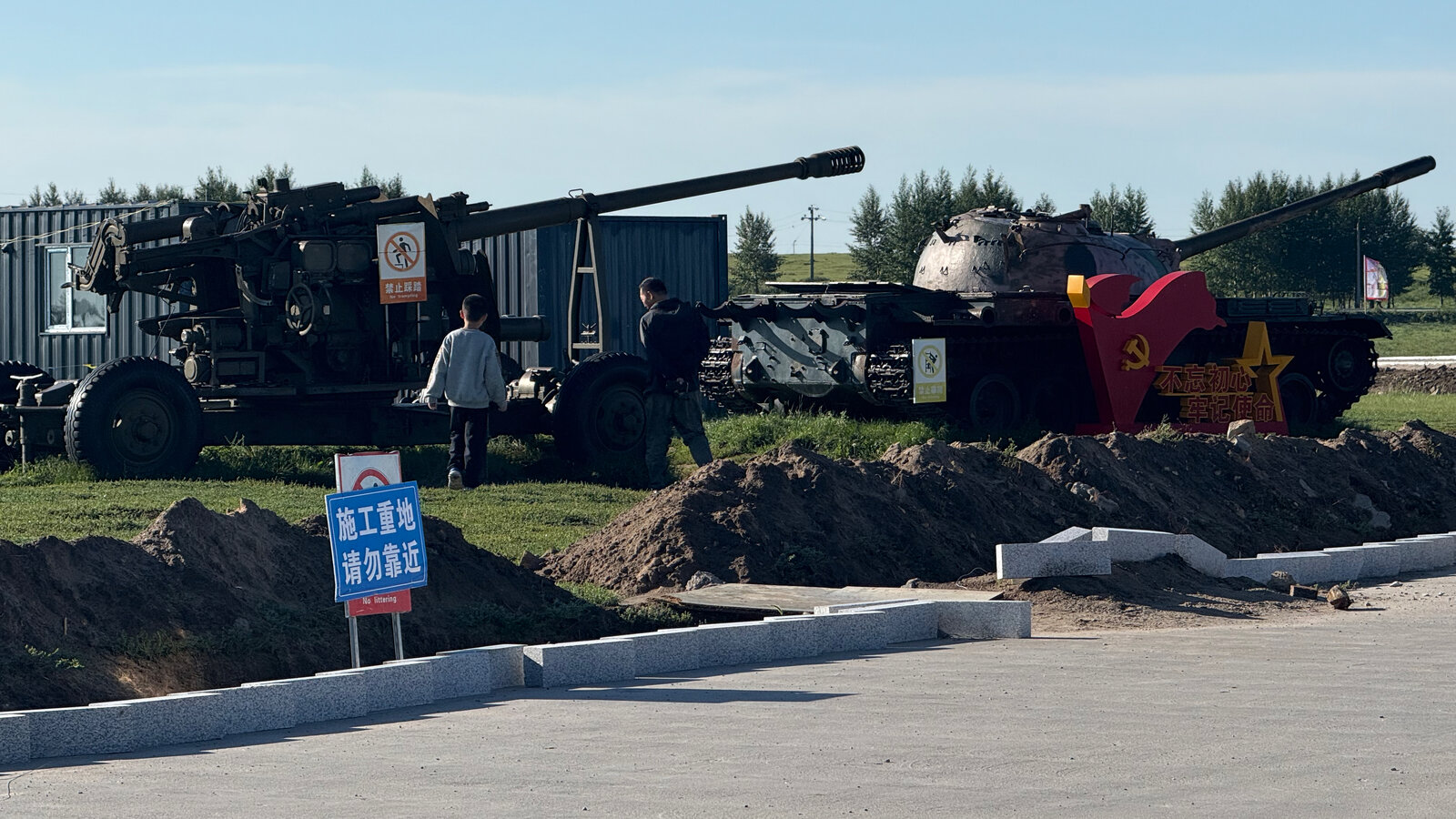 戦車の並ぶ道