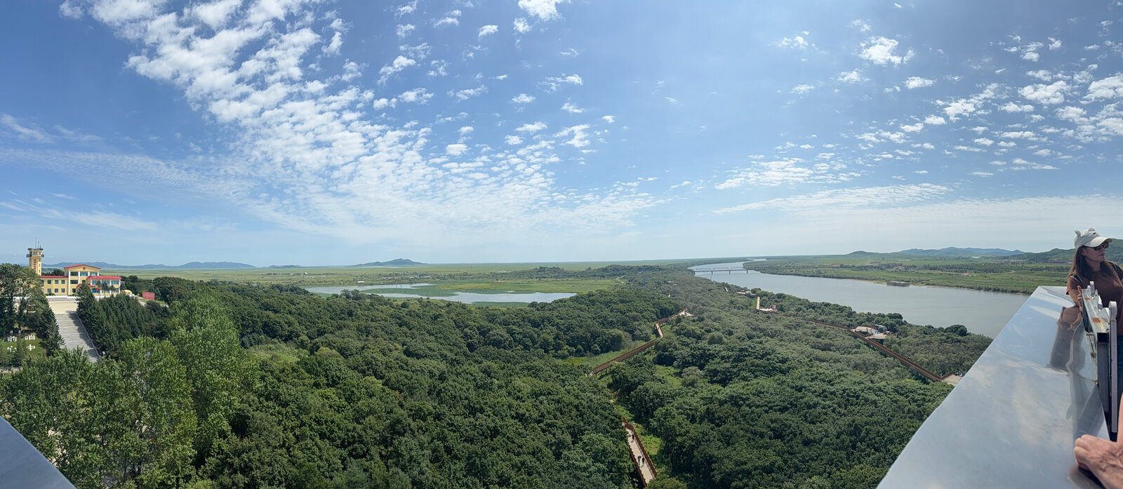 防川、川と空