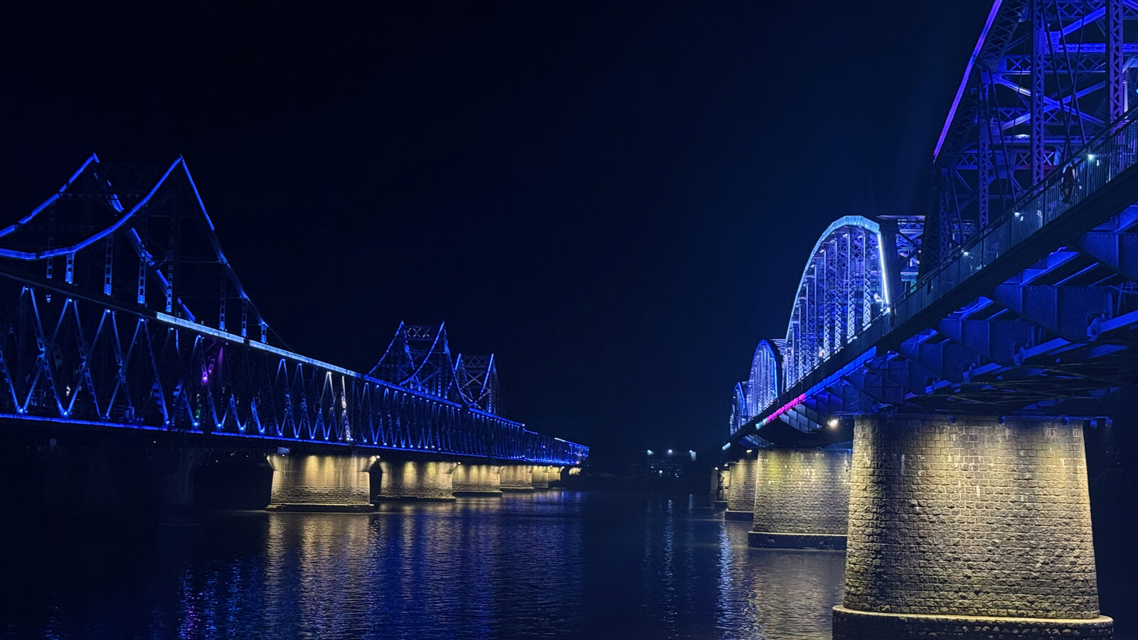 青く光る鉄橋