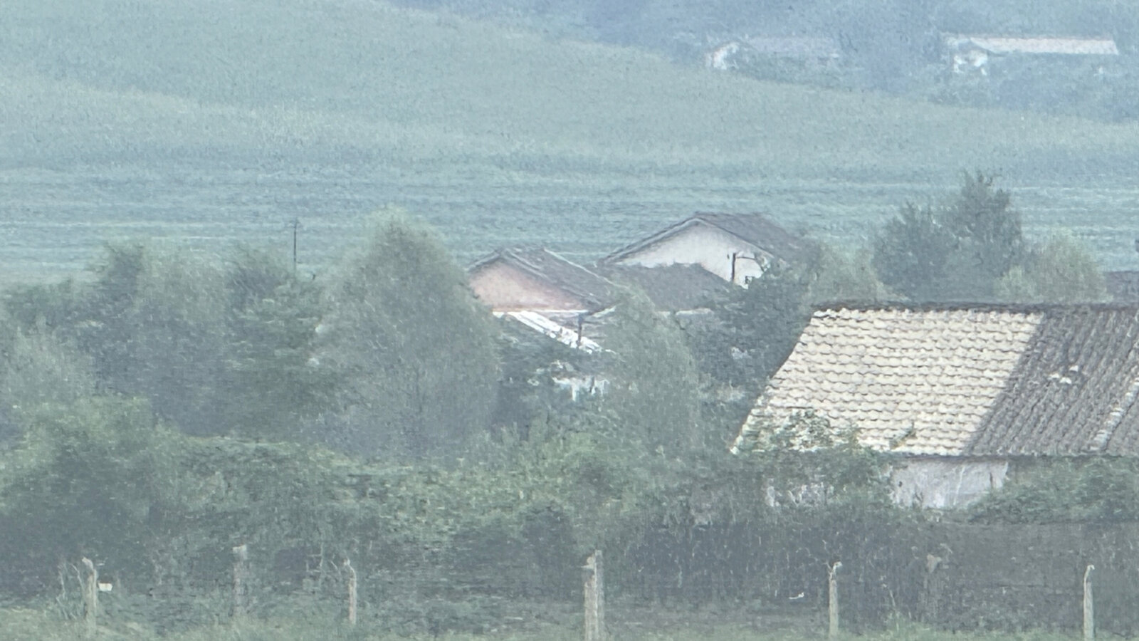 雨にかすむ村