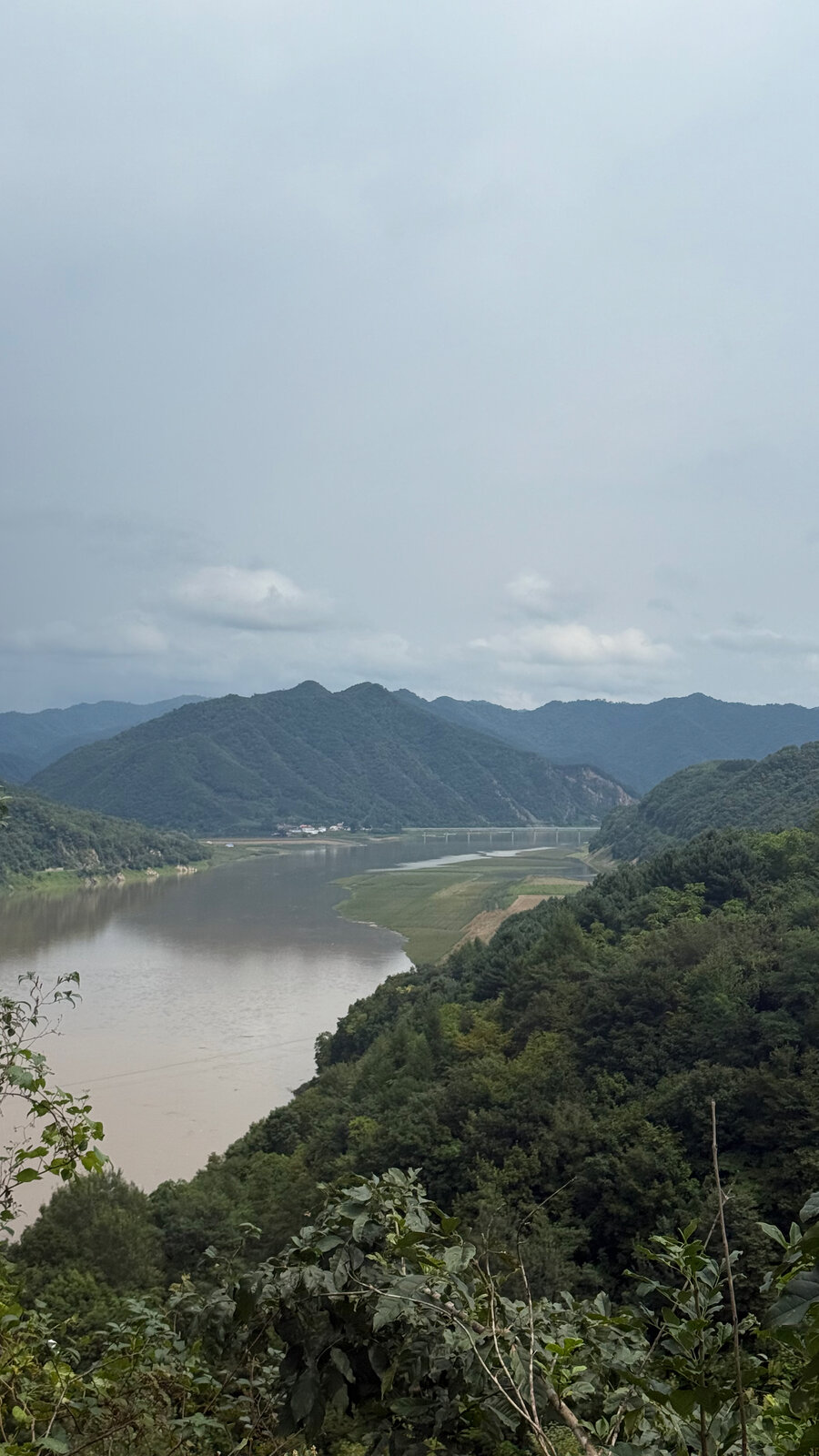 鴨緑江と山