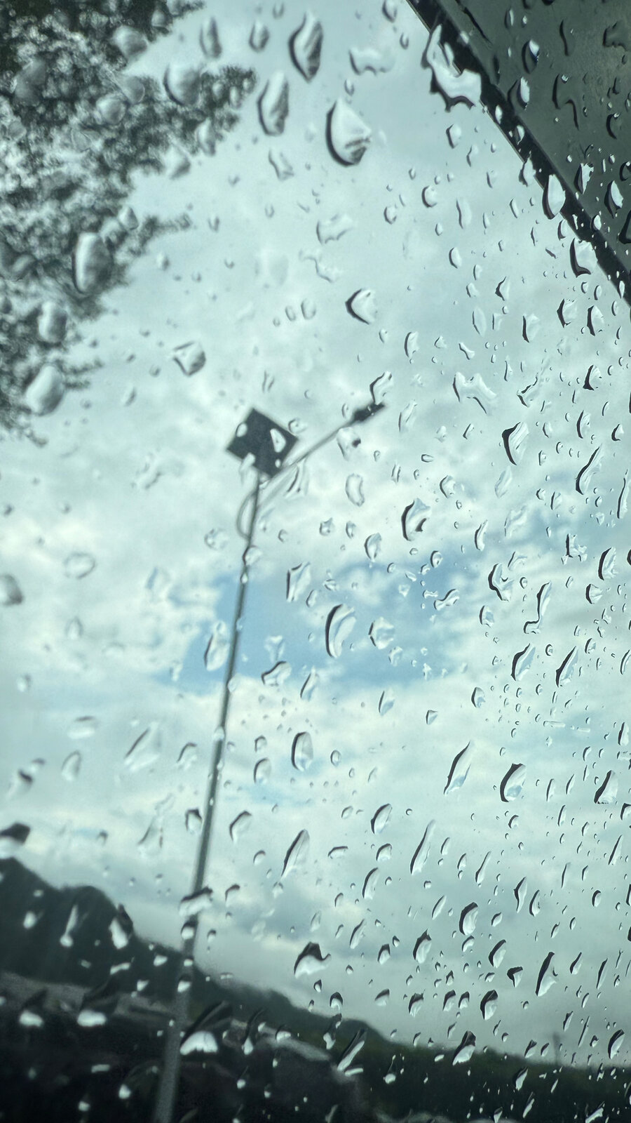 雨の窓