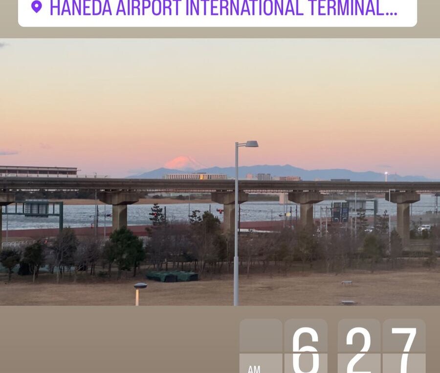 朝焼けの羽田空港、6:27