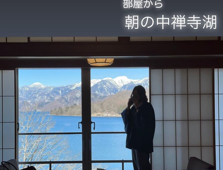 窓の向こうの、雪山と朝の中禅寺湖
