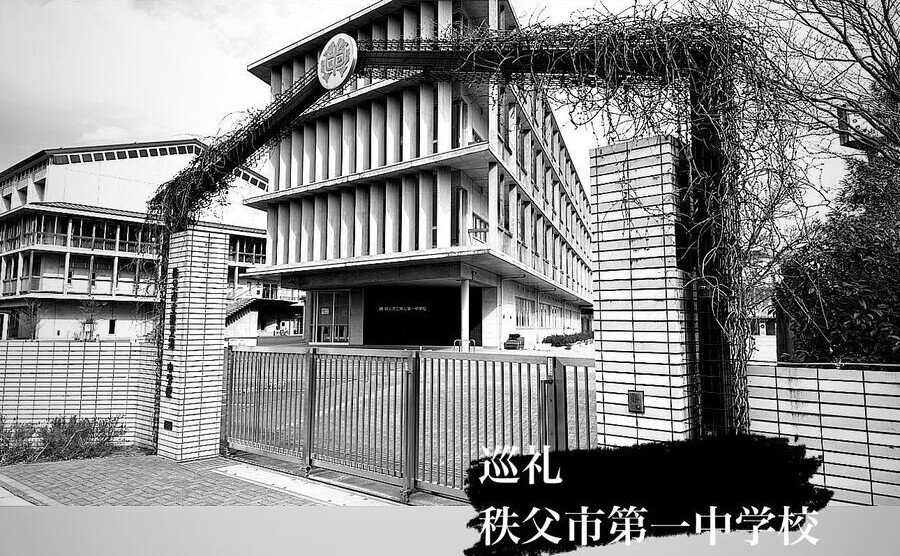 校門の向こうの中学校（モノクロ）