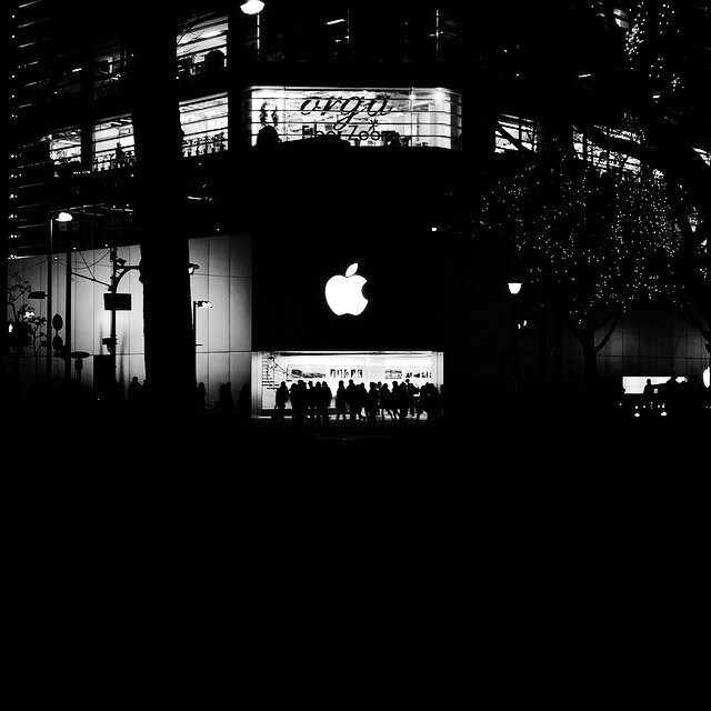 夜の Apple Store のりんごの光