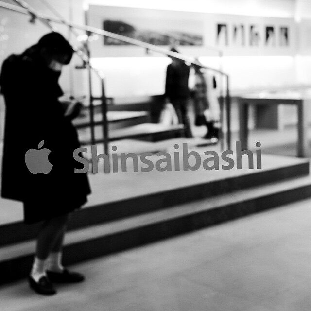 Apple Store の前の人の後ろ姿