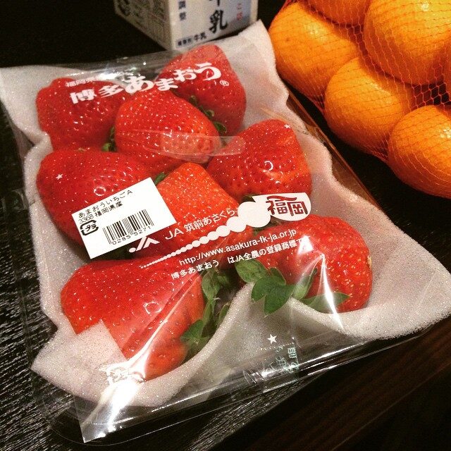 パックに入った大きないちごとみかん