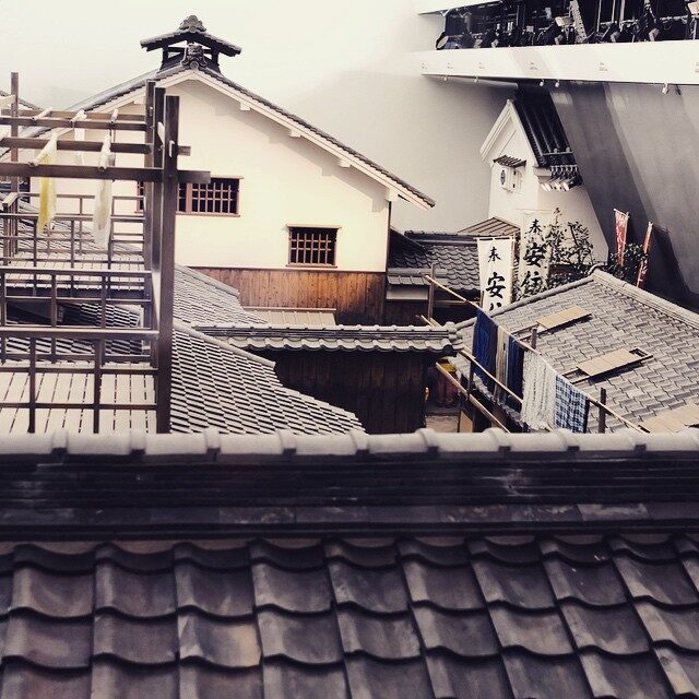 瓦屋根のならぶ町並みの模型