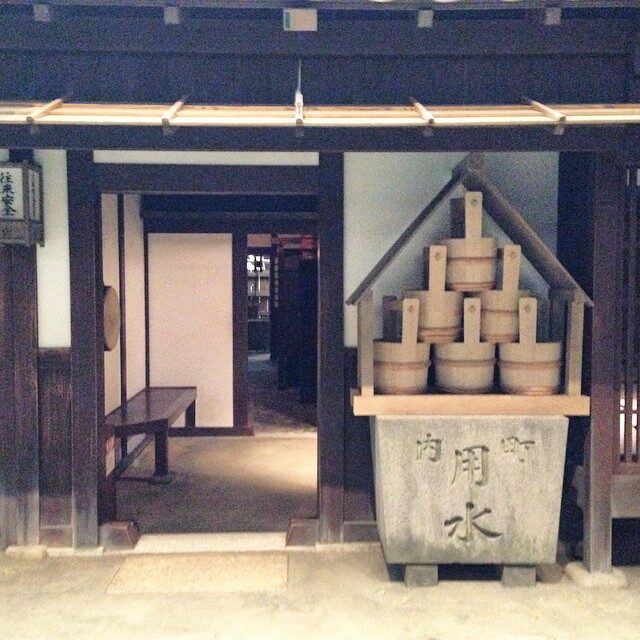 用水桶のある町家の軒先