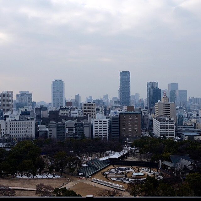 天守閣から見た大阪のビル街