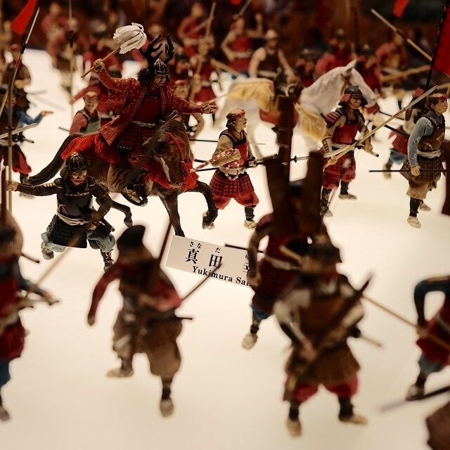 赤い鎧の武者の人形