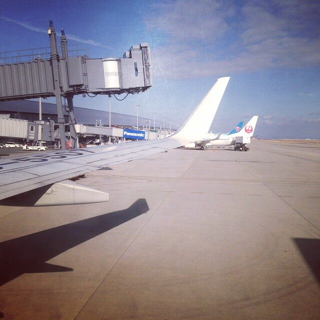 窓から見た、駐機場の飛行機