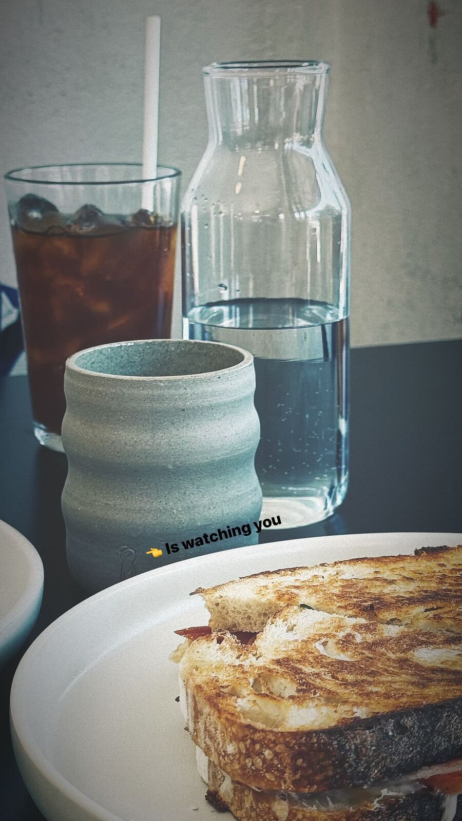 カフェのテーブルの、グラスと湯のみ
