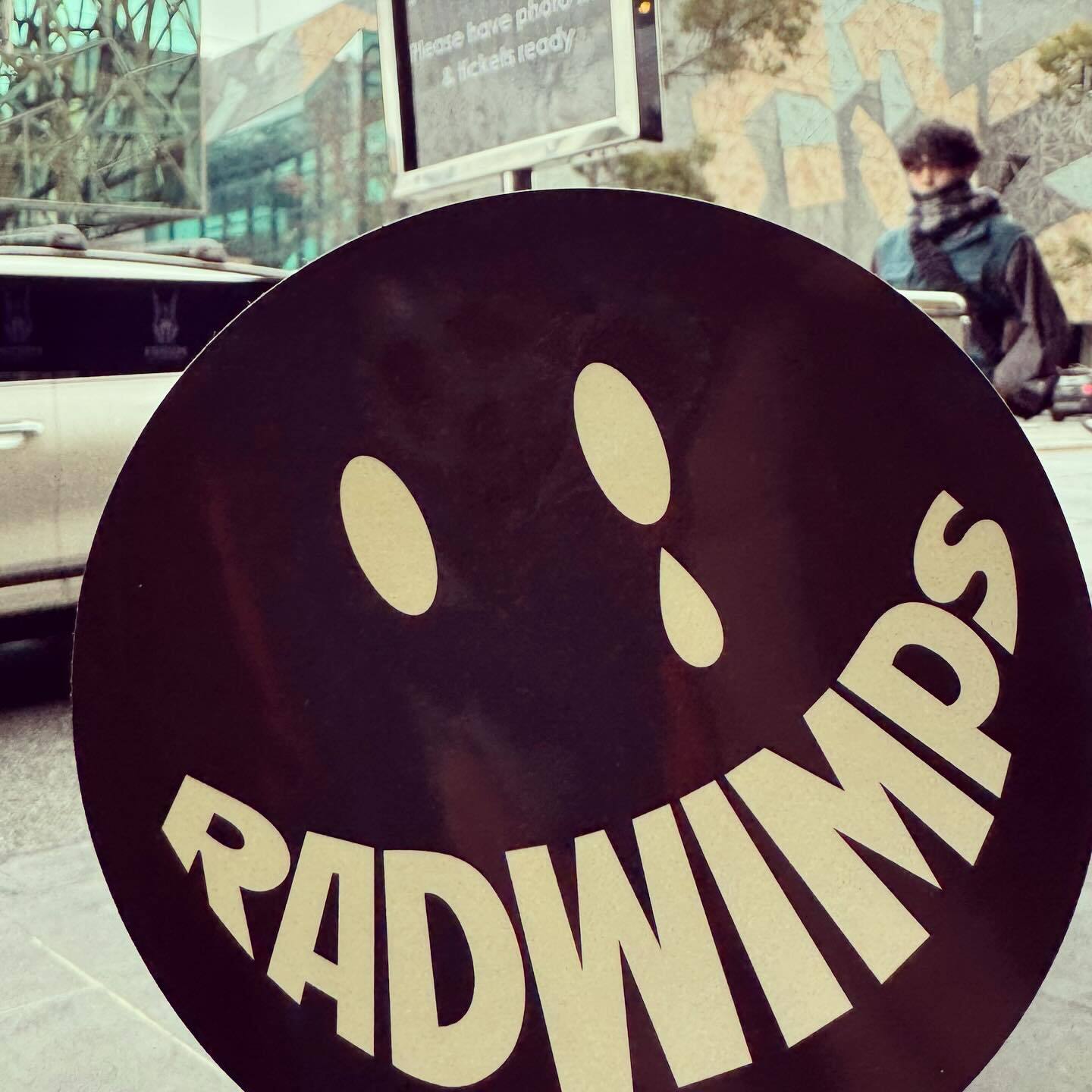 にっこり顔の RADWIMPS の看板