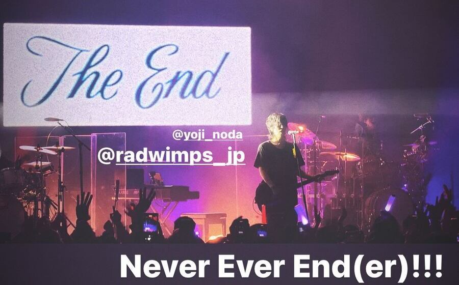 「The End」の文字と、ギターを弾く人