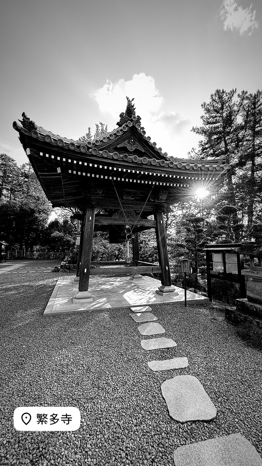 白黒の山門