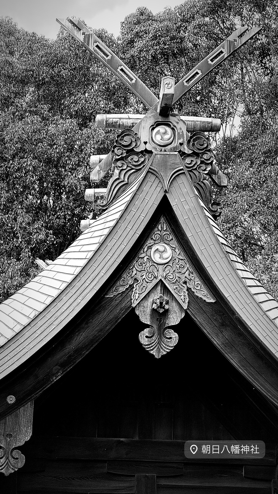 白黒の、お寺の屋根の飾り