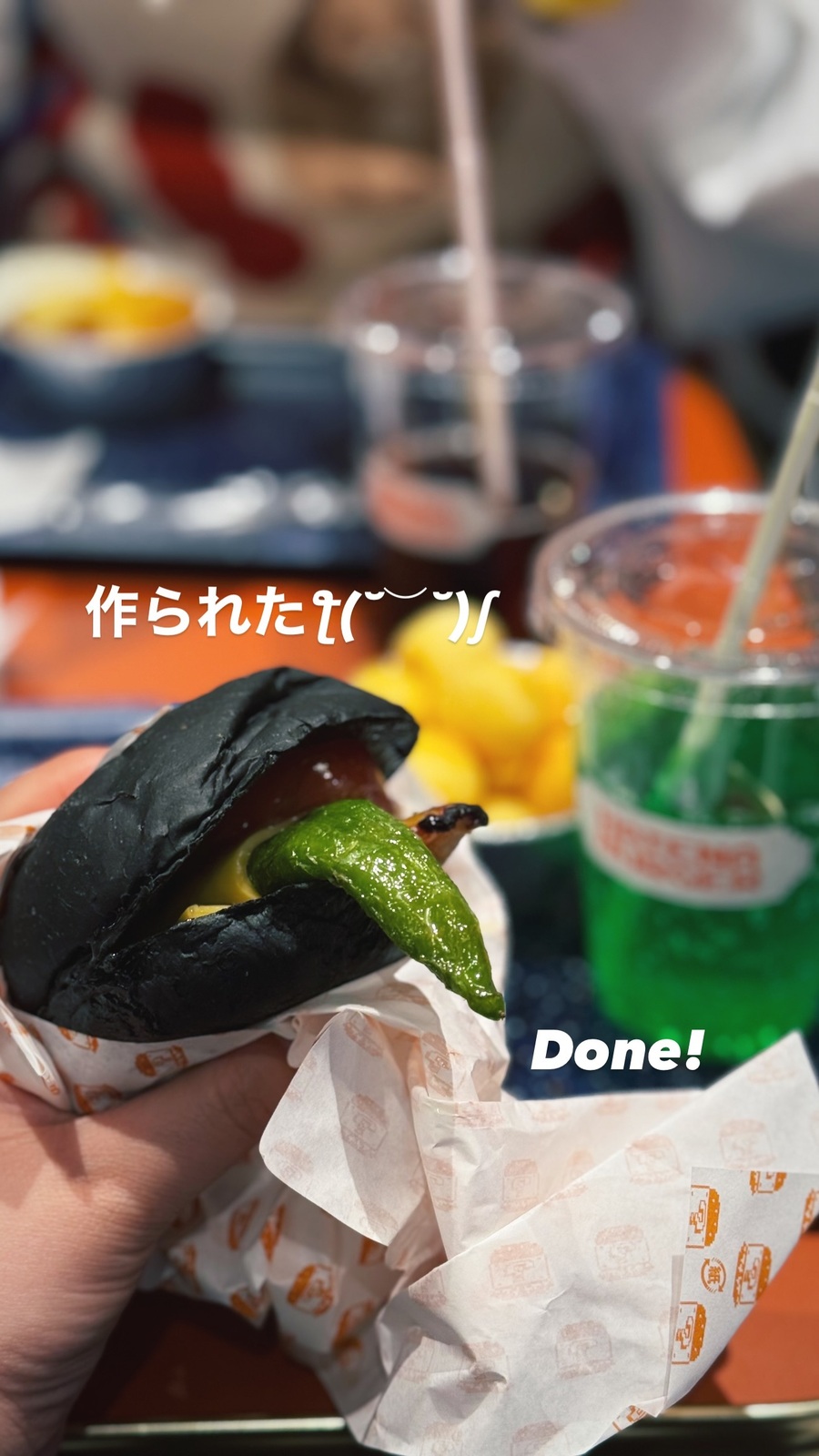 緑のドリンクと、できあがった料理