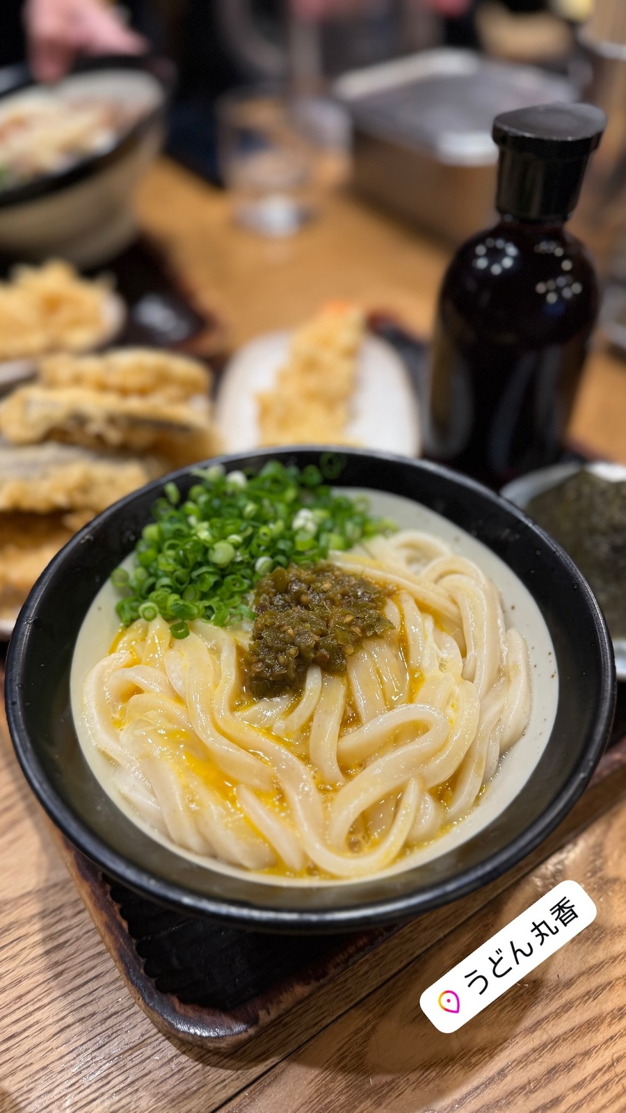 薬味ののったうどんと天ぷら