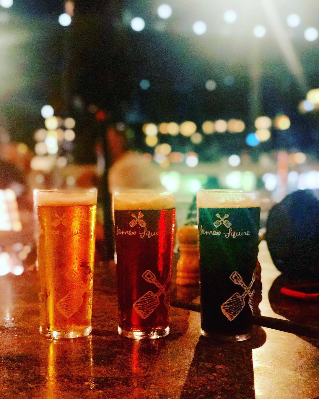 港の灯りを背にした、三杯のビール