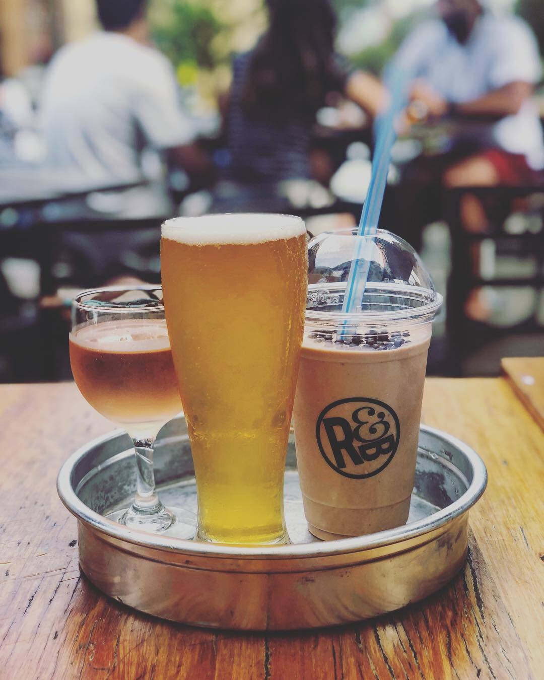 トレーにのったビールとジュース