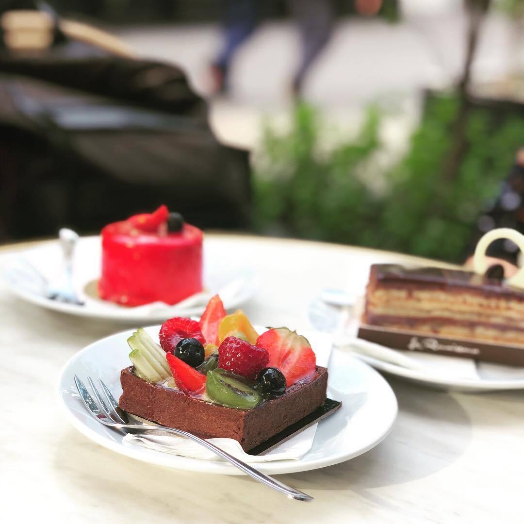 フルーツのタルトと、ケーキの皿