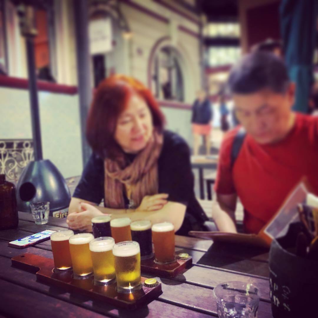 飲みくらべのビールを前にした二人