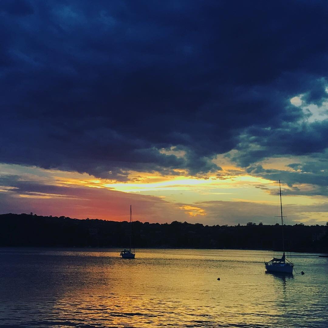 ヨットのうかぶ湾の夕焼け