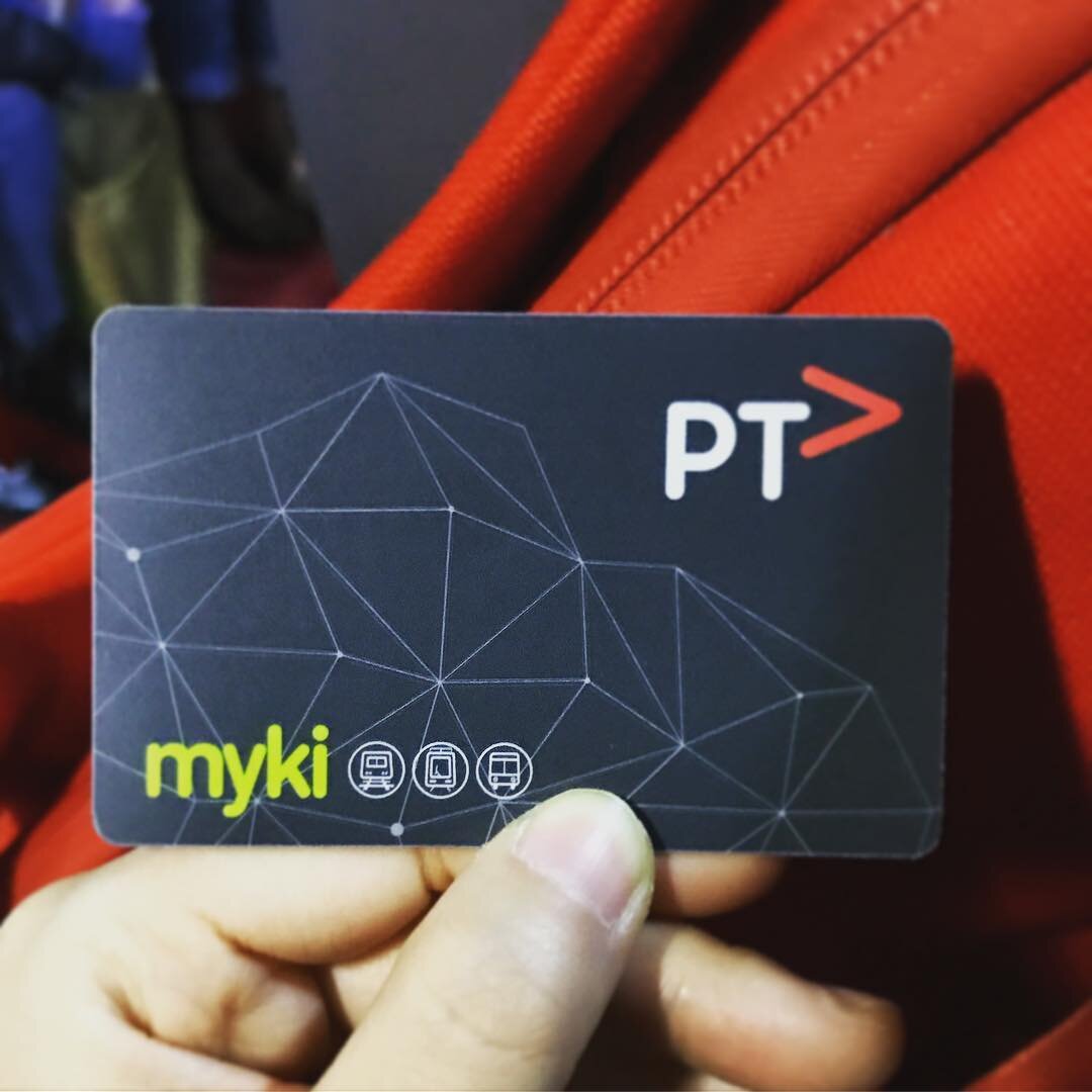 手に持った myki カード