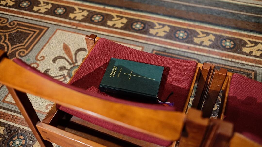 長椅子の上の聖書