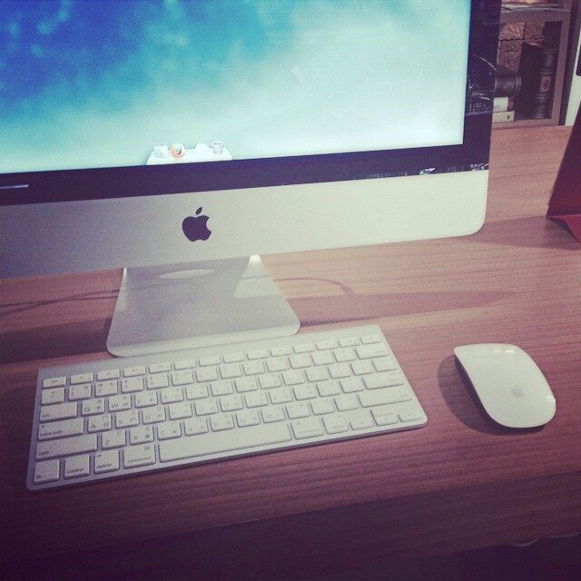 ホテルのロビーの共用の Mac