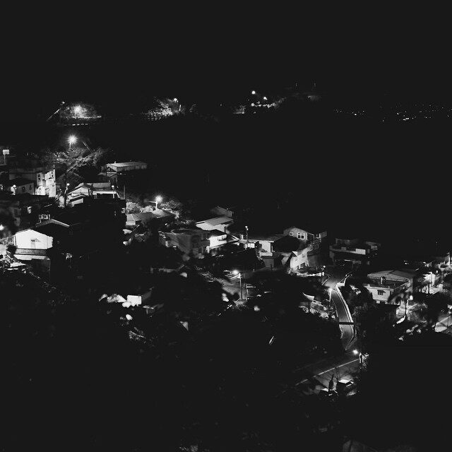 夜の山あいに灯りがつらなる九份の町
