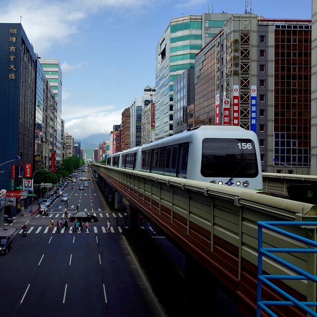 ビルのあいだを走る高架の電車