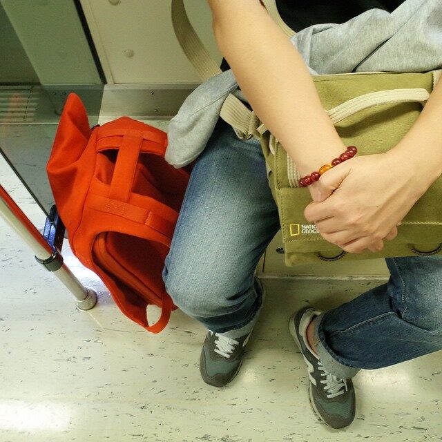 電車の中の足もとと、赤いかばん