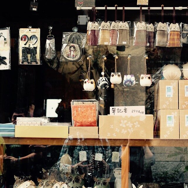 小物のならぶ店先