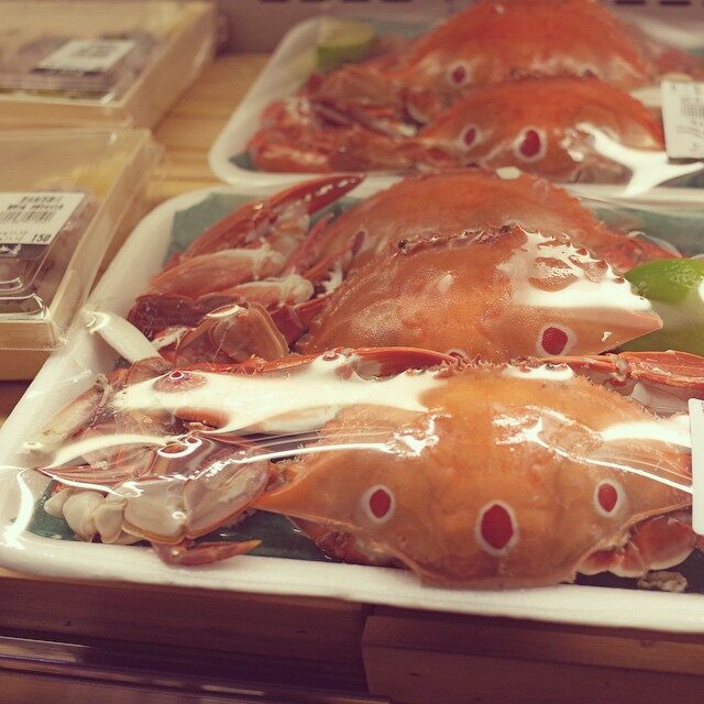 赤くゆでたカニ