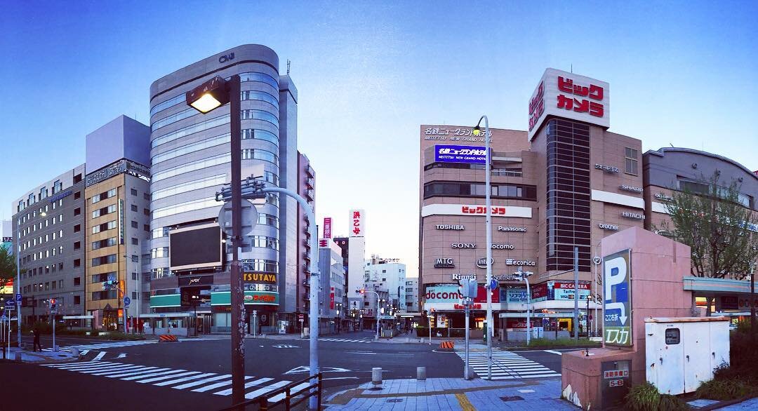 朝の名古屋駅前のビル街