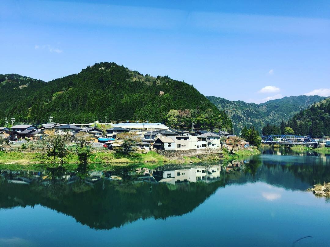 川面に山と村が映る