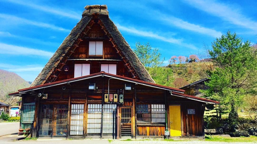 青空の下の、合掌造りの家
