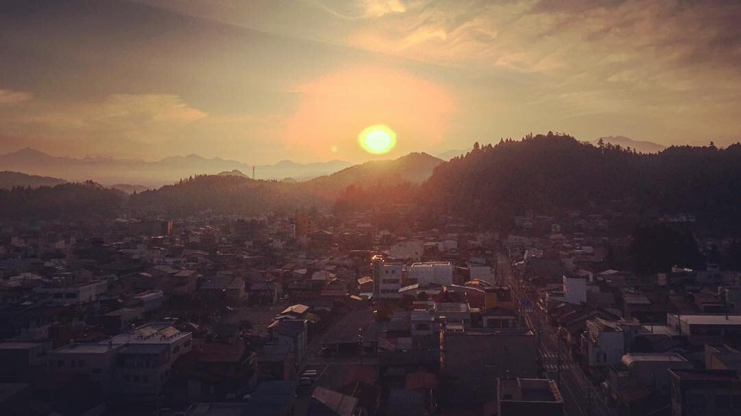 山の上の朝日と、高山の町