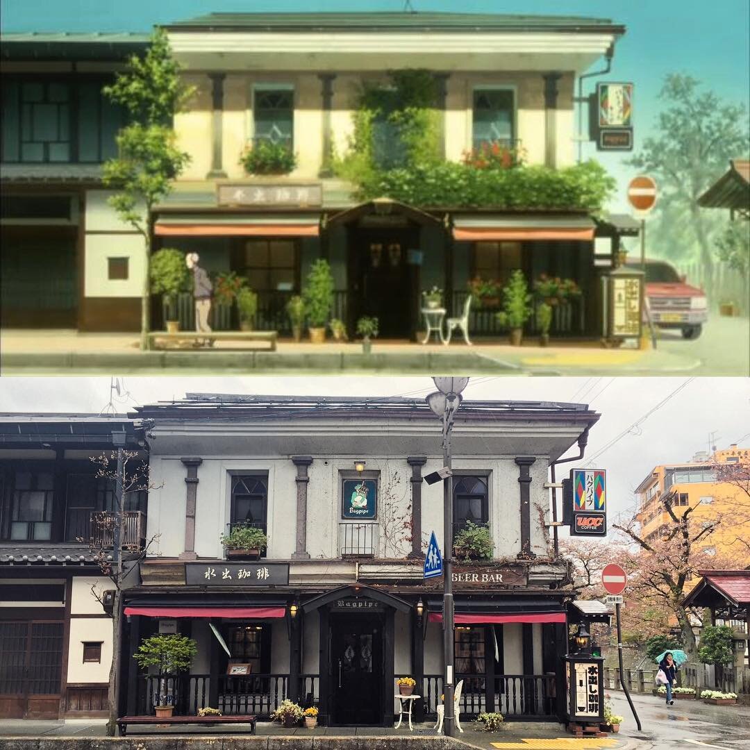 緑におおわれた洋館と、白い壁の古い店