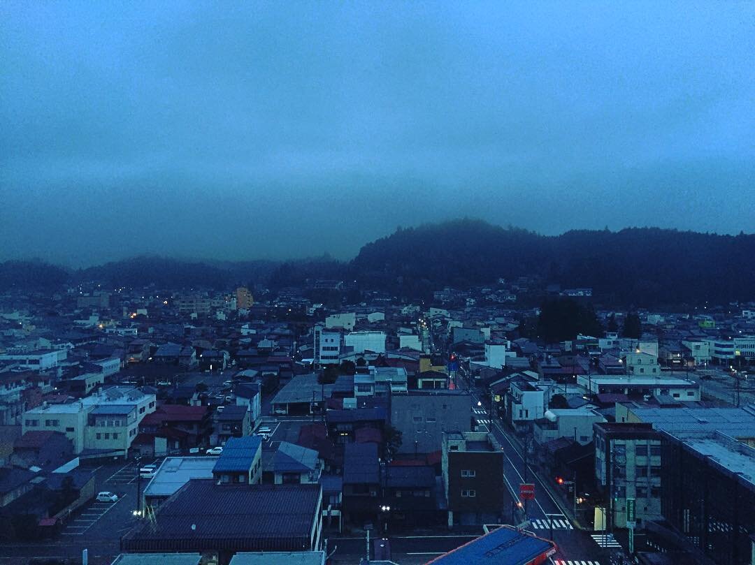 朝の高山の町と山