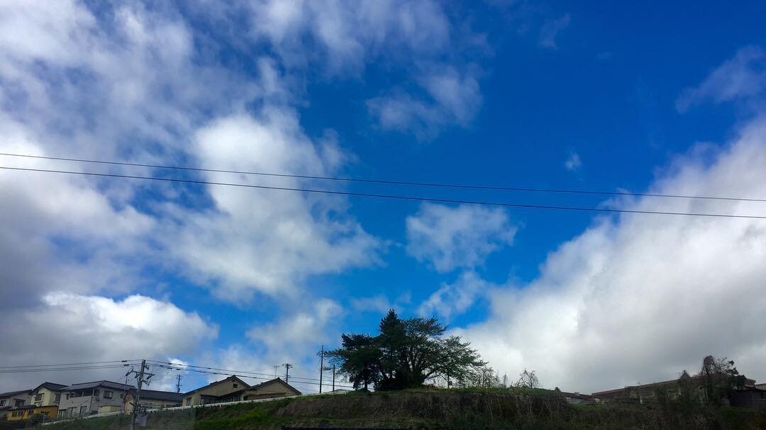 雲の流れる青空