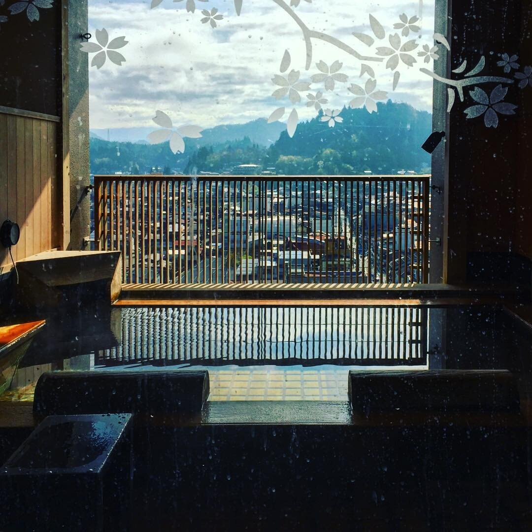 桜の絵の窓から見た、雨の町